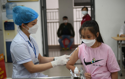 Ngày 17/4, số ca COVID-19 giảm mạnh; hơn 12.000 trẻ 5-11 tuổi đã tiêm vắc xin
