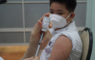 TPHCM: Nhiều trẻ lớp 6 chỉ sốt nhẹ, đau tay sau tiêm vắc xin COVID-19