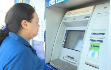 Bảo hiểm xã hội khuyến khích người dân nhận lương hưu qua thẻ ATM