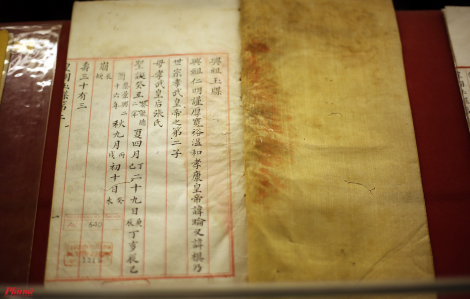 “Mục sở thị” bộ sách chép tay gia phả Hoàng tộc triều Nguyễn độc nhất