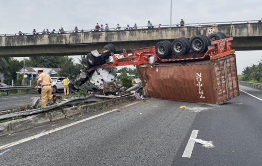 Xe container lật trên cao tốc TPHCM - Trung Lương, giao thông ùn tắc hơn 3km