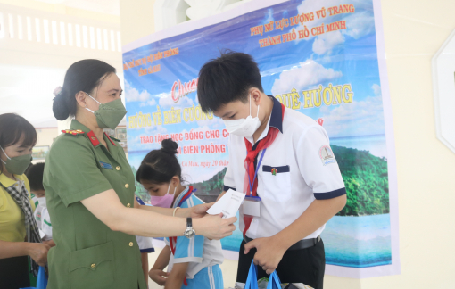 Phụ nữ Lực lượng vũ trang TP.HCM tặng 50 suất học bổng cho học sinh Cà Mau
