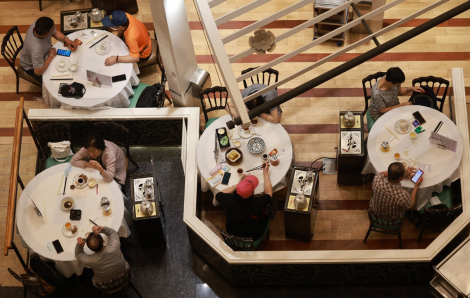 Hồng Kông: Người dân ồ ạt đặt chỗ ăn uống sau khi COVID -19 “hạ nhiệt”