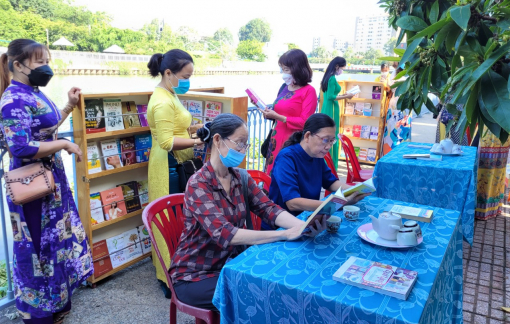 Phụ nữ Bình Thạnh cùng sách xuống phố