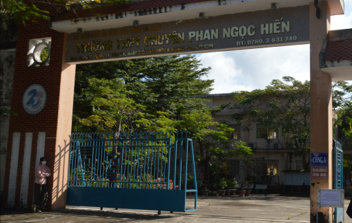 Cà Mau: Hiệu phó trường chuyên bắt học sinh ăn thức ăn đã quăng vào thùng rác