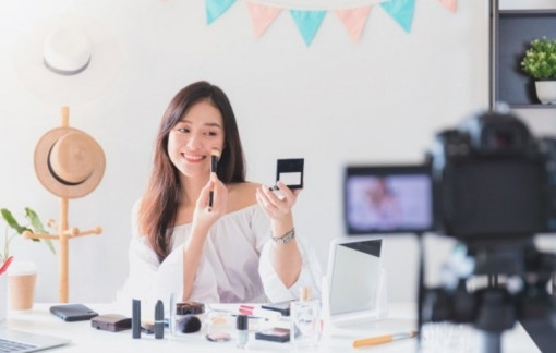 Xấu hổ khi thấy người yêu livestream bán toàn hàng dỏm
