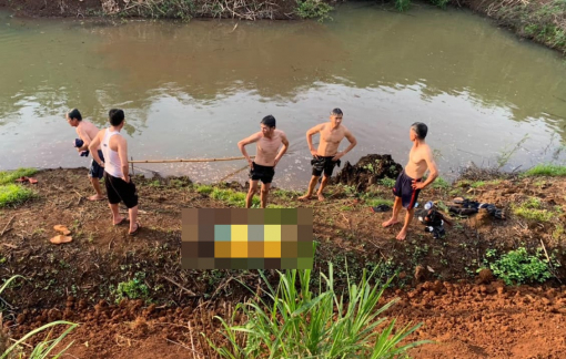 Rơi nước mắt hình ảnh bố mẹ đau đớn tột cùng nằm ôm thi thể con trai bị đuối nước