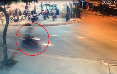 Hãi hùng clip bé trai 4 tuổi chạy ra đường bị xe máy tông văng xa nhiều mét