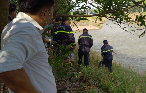 Bình Dương: Tìm thấy 2 thi thể mất tích dưới kênh cùng xe máy cày