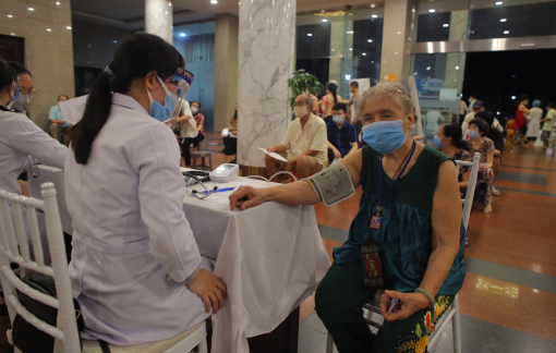 Ngày 26/4, số ca mắc COVID-19 trong nước tăng nhẹ, Hà Nội bổ sung 40.000 ca