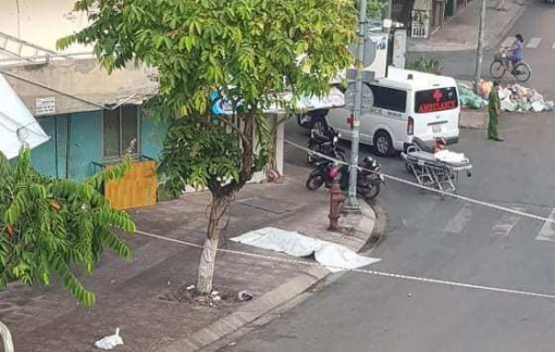 Quận 4: Một thanh niên tử vong trên vỉa hè, nghi bị sát hại