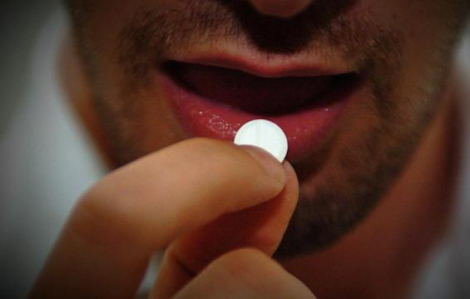 Aspirin không còn được khuyên dùng cho người đau tim và đột quỵ trên 60 tuổi