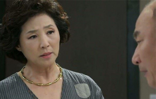 Làm sao để giải thoát mẹ tôi khỏi người cha dượng nát rượu?