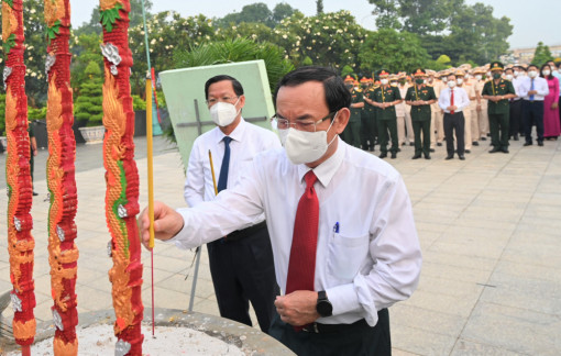 Lãnh đạo TPHCM dâng hương tưởng nhớ các anh hùng liệt sĩ nhân ngày thống nhất đất nước