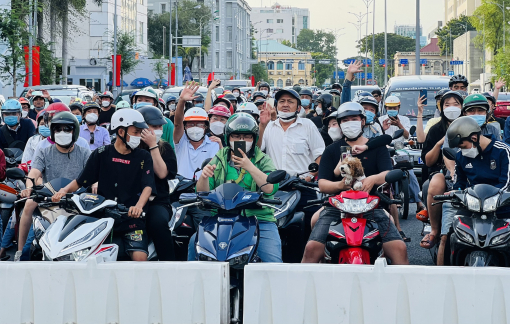 Những người dân TP đầu tiên qua cầu Thủ Thiêm 2