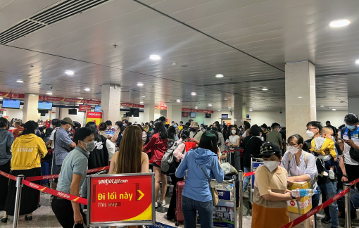 Bắt đầu kỳ nghỉ lễ: Sân bay quá tải, giao thông ùn tắc nghiêm trọng