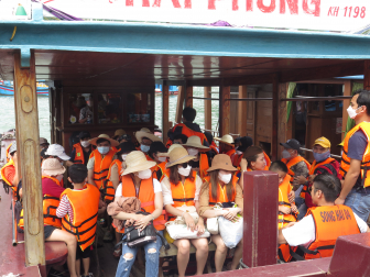 Hàng ngàn du khách đổ về Nha Trang
