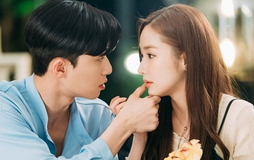 Dù chia tay đã lâu, nhưng nhờ gì anh cũng giúp, có phải anh còn yêu tôi?