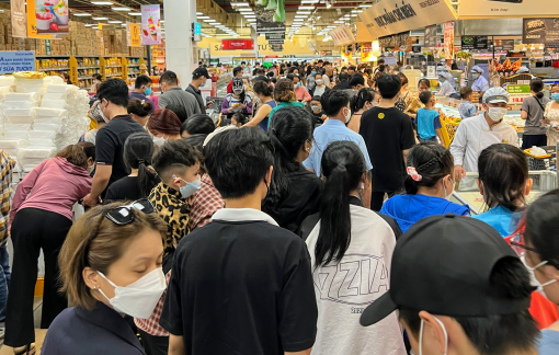 Siêu thị, trung tâm thương mại, khu vui chơi... không có chỗ chen chân ngày 30/4