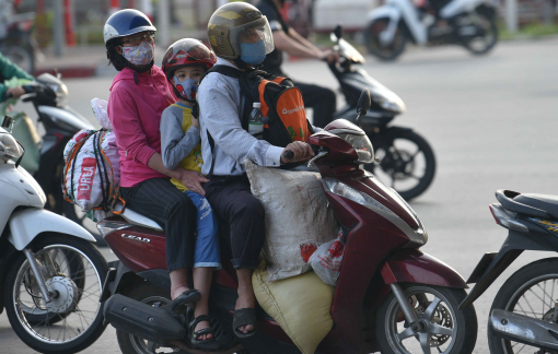 Người dân lỉnh kỉnh đồ đạc trở lại Thủ đô sớm, tránh ùn tắc