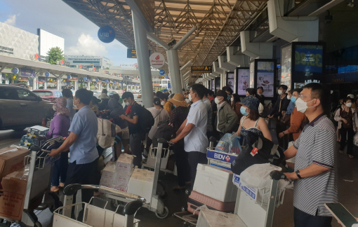 Taxi nối dài giải tỏa 52.000 khách đổ bộ sân bay Tân Sơn Nhất