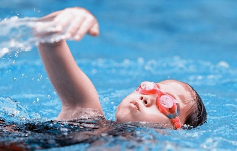 Bộ GD-ĐT đề nghị giảm tiền học bơi cho học sinh