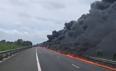 Xe chở nhớt cháy dữ dội trên cao tốc TPHCM – Trung Lương, người đi đường bỏ xe tháo chạy