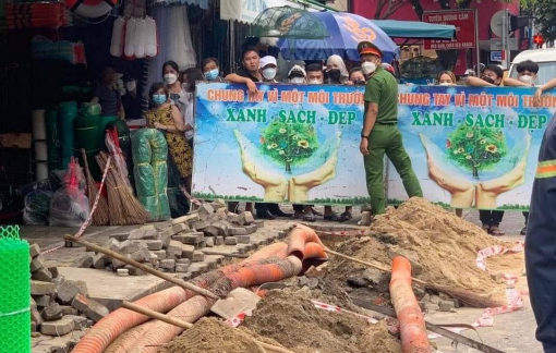 Đào cống để sửa điện trước chợ Hàn, phát hiện thi thể người