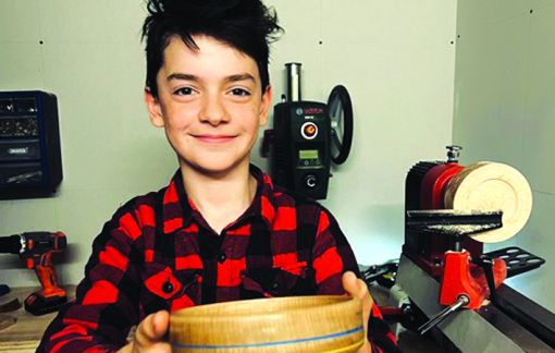 Cậu bé làm tô gỗ gây quỹ ủng hộ trẻ em Ukraine