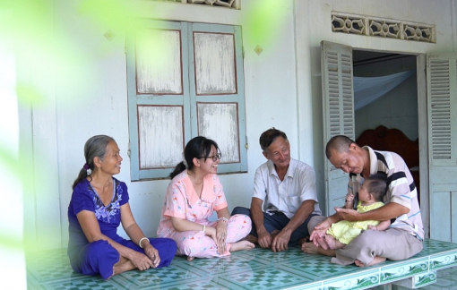 Em bé mồ côi vì COVID-19 lớn lên như một phép màu