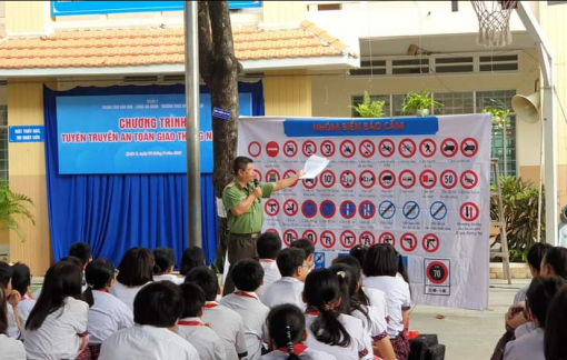 Vụ phụ huynh tố thầy giáo “đụng chạm” học sinh: Trường sẽ mời công an vào cuộc