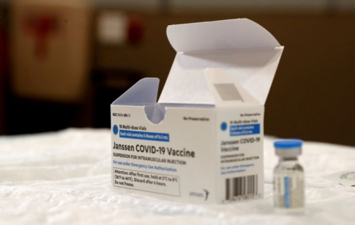 Mỹ khuyến cáo hạn chế tiêm vắc xin J&J cho người lớn