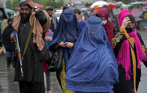 Phụ nữ Afghanistan không trùm kín người ở nơi công cộng, cha mẹ có thể bị bắt giam