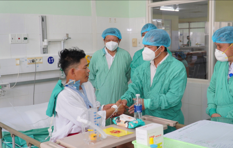 Tặng bằng khen cho êkíp ca ghép tim xuyên Việt nhanh nhất