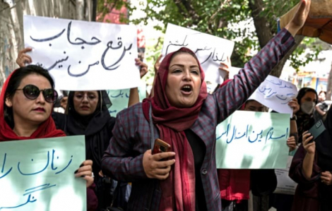 Phụ nữ Afghanistan phản đối sắc lệnh trùm kín từ đầu đến chân của Taliban
