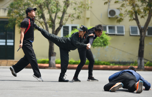 Nữ cơ động lái xe phân khối lớn, biểu diễn võ thuật như phim