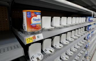 Phụ huynh Mỹ lo lắng tìm mua sữa công thức cho con khi nguồn cung cạn kiệt