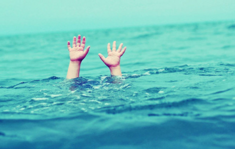 Cà Mau: Bé gái 2 tuổi rơi xuống kênh, anh trai 4 tuổi lao xuống cứu nhưng bất thành