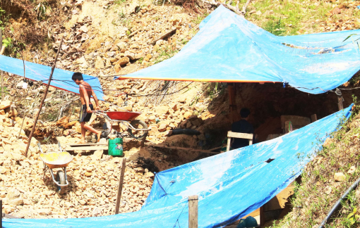 Quảng Nam: Ngang nhiên khai thác vàng trái phép giữa rừng