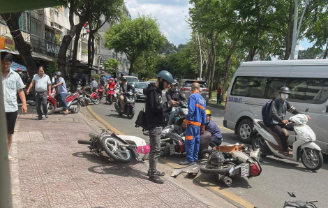 TPHCM: Ô tô lùa 6 xe máy, nhiều người bị thương