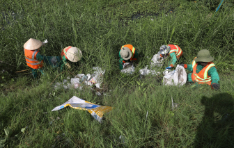 Công nhân dãi nắng dầm kênh dọn rác ở khu đô thị Thủ Thiêm