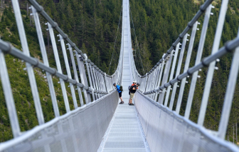 Séc khánh thành cây cầu treo dành cho người đi bộ dài nhất thế giới