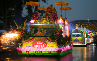 Lễ rước Phật trên xe hoa ở Cố đô Huế