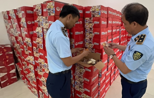 Hà Nội thu giữ hàng ngàn thùng bánh bông lan, táo đỏ... nghi nhập lậu