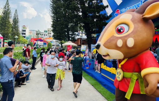 Khai mạc Ngày hội du lịch TPHCM, đông nghịt người đến săn tour khuyến mại