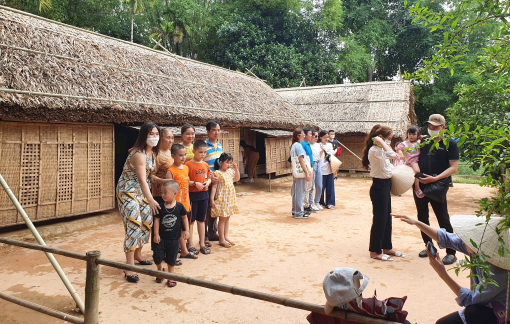 Nhà Bác Hồ ken đặc người trong dịp sinh nhật Người