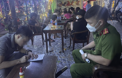 Quán karaoke bao nuôi hàng chục thiếu nữ vùng cao để bán dâm