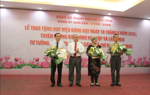 TPHCM có 2.254 đảng viên nhận Huy hiệu Đảng đợt 19/5