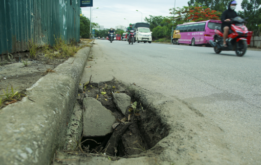 Hà Nội: Hố ga bung nắp "giăng bẫy" người đi đường
