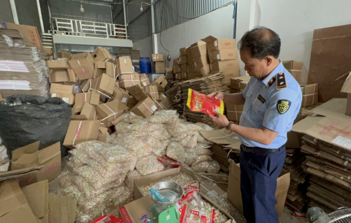 Phát hiện cơ sở thay bao bì kẹo Trung Quốc núp bóng kẹo Nhật Bản